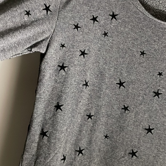 GRAY SCOOP NECK STAR PATTERN LONG SLEEVE TOP - Picture 3 of 5